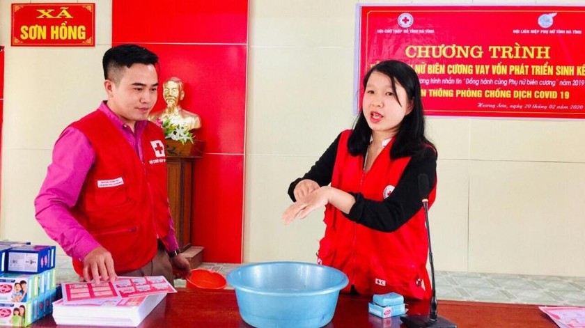Hội chữ thập đỏ và Hội LHPN Hà Tĩnh hướng dẫn người dân rửa tay bằng xà phòng tránh nguy cơ lây nhiễm virus Corona.