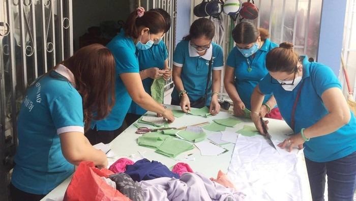 Chị em phụ nữ ở phường Thanh Khê Tây (quận Thanh Khê, TP Đà Nẵng)  may hàng ngàn chiếc khẩu trang phát miễn phí cho người dân phòng chống dịch Covid-19.