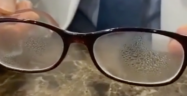 Làm sao để mắt kính không mờ khi đeo khẩu trang?