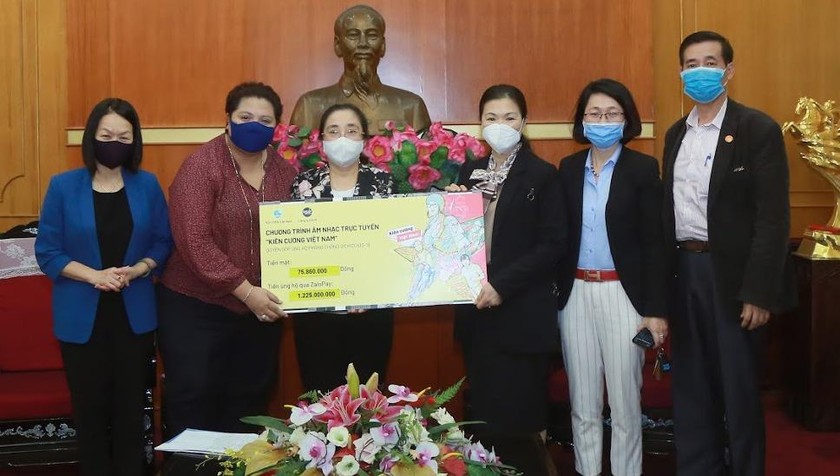 Đại diện Hội LHPN VN  và đại diện Công ty RSVP thay mặt Ban tổ chức chương trình âm nhạc trực tuyến "Kiên cường Việt Nam" trao số tiền ủng hộ 1,3 tỷ đồng