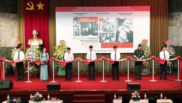 Các đại biểu cắt băng khai mạc trưng bày chuyên đề “Hồ Chí Minh - Những nét phác họa chân dung” 