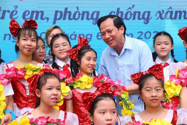 Bộ trưởng Đào Ngọc Dung và trẻ em tại lễ phát động