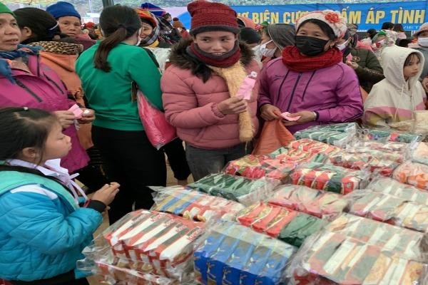 Niềm vui của chị em phụ nữ vình Bát Mọt khi tham gia phiên chợ. Ảnh: Hội LHPNVN