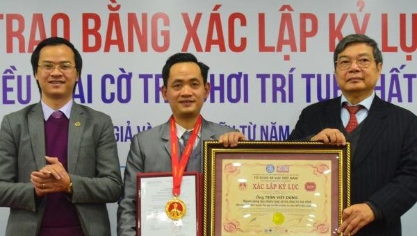 Trao kỷ lục Việt Nam cho người sáng chế ra 10 loại cờ