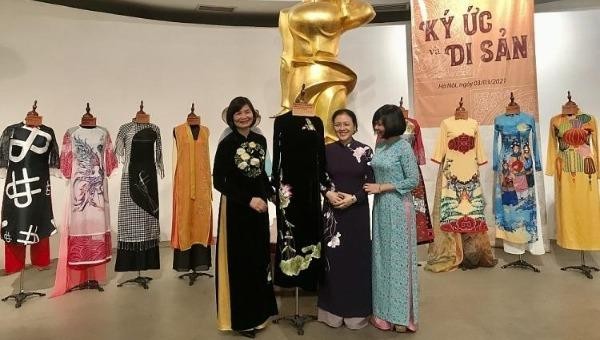 Đại sứ Nguyễn Phương Nga - nguyên Thứ trưởng Bộ Ngoại giao - trao tặng 2 áo dài kỷ vật cho đại diện Bảo tàng Phụ nữ VN.