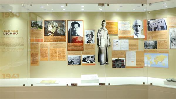 Xúc động trước những hiện vật giá trị, tư liệu lần đầu được công bố trong triển lãm chuyên đề “Người đi tìm hình của nước” tại Bảo tàng Hồ Chí Minh
