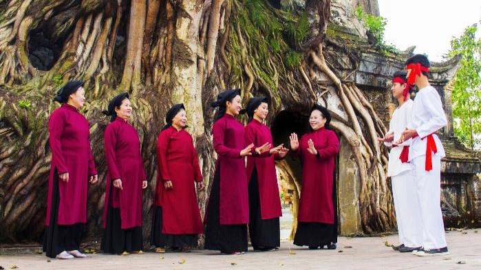 Nghệ nhân Nguyễn Thị Lịch truyền dạy động tác cuốn tay trong hát Xoan - nguồn ảnh Sở VHTTDL Phú Thọ
