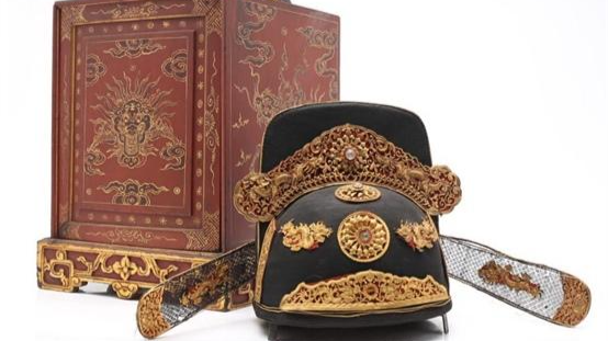 Mũ quan triều Nguyễn kèm hộp đựng được đưa ra đấu giá trên Invaluable.com