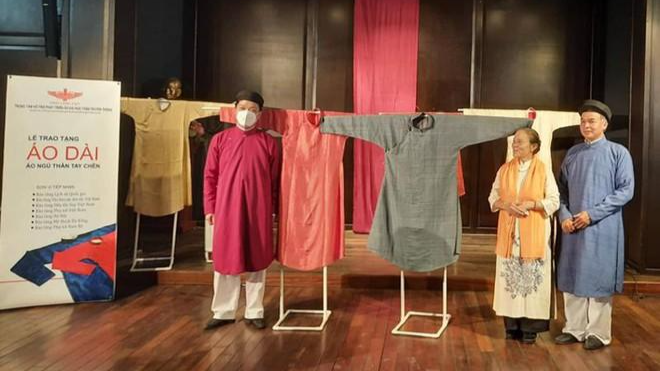 12 bộ áo dài truyền thống của các nghệ nhân đã được trao tặng tới 7 bảo tàng