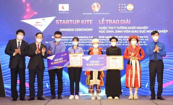 Thứ trưởng Bộ LLĐTBXH Lê Tấn Dũng trao giải Nhất cho dự án "Gậy thông minh" cho sinh viên trường Cao đẳng Việt - Đức Nghệ An.