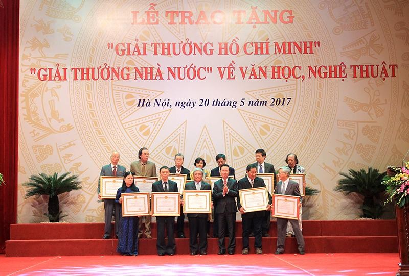 Lễ trao tặng "Giải thưởng Hồ Chí Minh", "Giải thưởng Nhà nước" về văn học, nghệ thuật năm 2017.