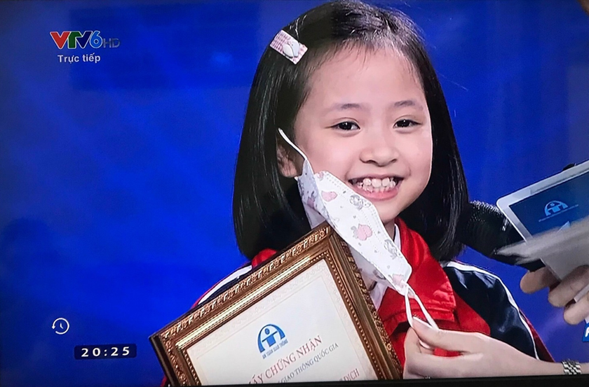 Em Mai Quỳnh Thư (9 tuổi, Trường Tiểu học Chương Dương, Hà Nội) đã cùng bố xây dựng clip "Chúng em với an toàn giao thông" đoạt giải Ba tại Liên hoan phim 2021.