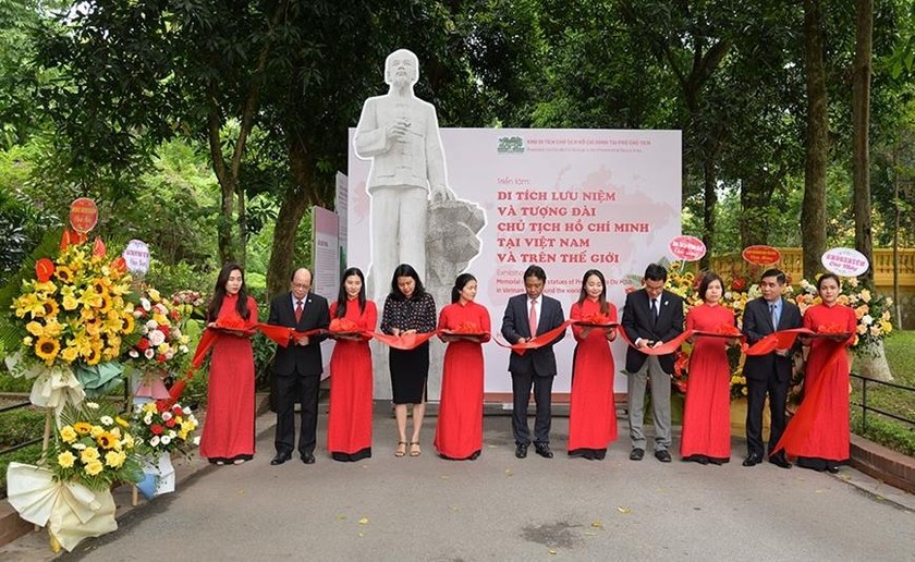 Triển lãm “Di tích lưu niệm và tượng đài Chủ tịch Hồ Chí Minh tại Việt Nam và trên thế giới”