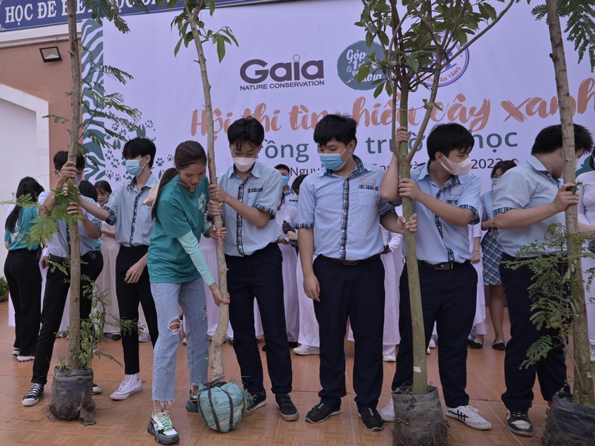 Hoa hậu Hoàn vũ Việt Nam 2018 H’Hen Niê truyền cảm hứng trồng cây cho học sinh TP.HCM