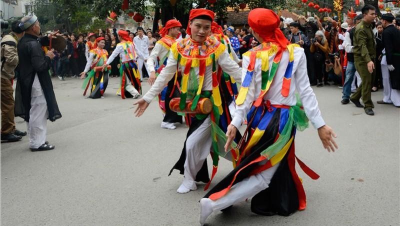 Lễ hội Triều Khúc gây ấn tượng khi trai làng Triều Khúc tô son điểm phấn, mặc váy áo “con đĩ đánh bồng” ở lễ hội của làng