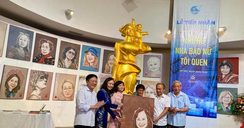 Bảo tàng Phụ nữ Việt Nam tiếp nhận 100 bức tranh chân dung các nhà báo nữ tại Việt Nam