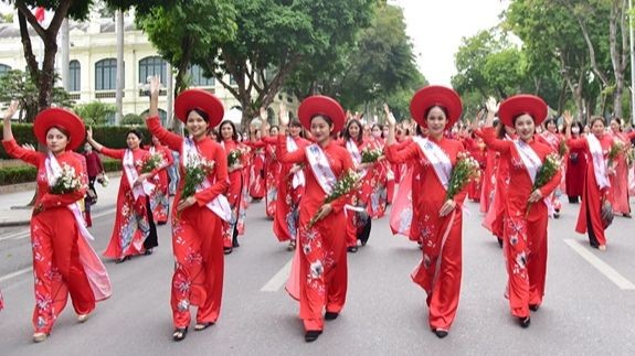 Phụ nữ Thủ đô trình diễn trong Lễ hội áo dài "Hương sắc Tràng An". Ảnh: Thanh Vân