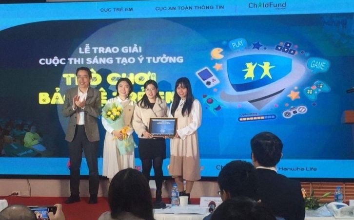 Cục trưởng Cục Trẻ em Đặng Hoa Nam trao giải Nhất cho tác phẩm “Thủ lĩnh tương lai” của nhóm GTEAM đến từ TP.HCM. 