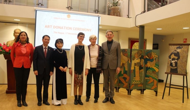 Lễ tiếp nhận hai tác phẩm nghệ thuật tại Đại sứ quán Việt Nam ở Hà Lan (bà Ellen Berends thứ 3 bên phải sang). Nguồn: Baoquocte.vn