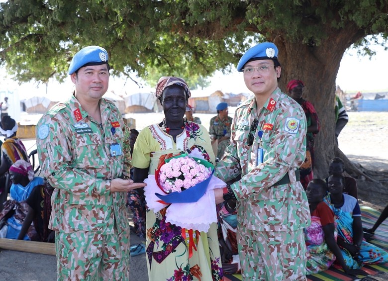 Đại diện Bệnh viện dã chiến cấp 2 số 4 tặng hoa cho phụ nữ Nam Sudan nhân dịp Ngày Quốc tế Phụ nữ 8/3 (Ảnh: BVDC2.4) 