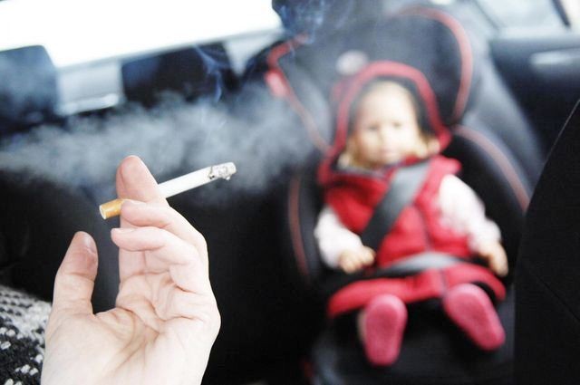 Hút thuốc và khói thuốc thụ động ảnh hưởng nghiêm trọng tới phụ nữ mang thai và gây hại cho trẻ sơ sinh và trẻ nhỏ. Ảnh minh họa từ Internet