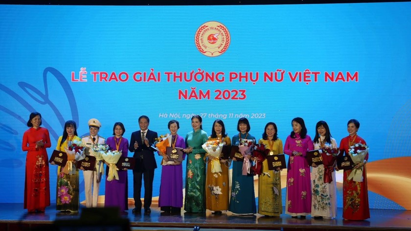 Lễ trao Giải thưởng Phụ nữ Việt Nam năm 2022 và 2023 do Trung ương Hội Liên hiệp Phụ nữ Việt Nam tổ chức tối 27/11 tại Hà Nội. Nguồn Hội LHPNVN
