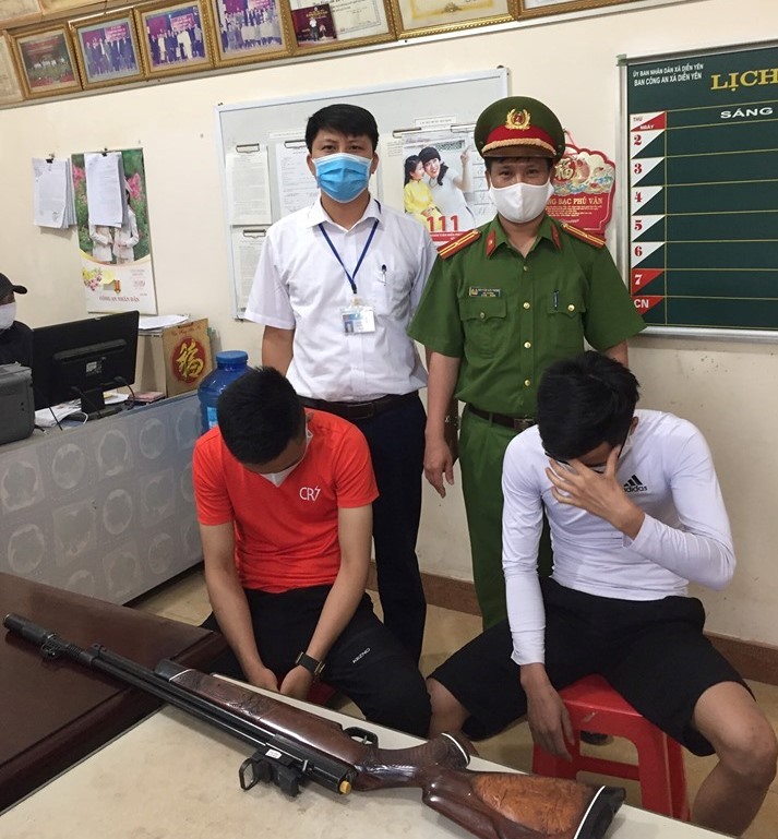 Hai thanh niên Nghệ An bị xử phạt về hành vi cầm súng đi bắn chim và ra ngoài không cần thiết
