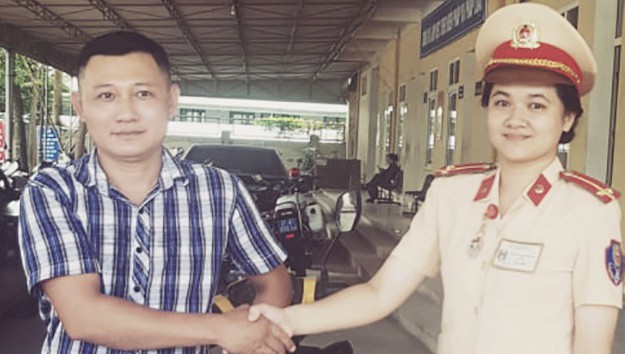 Anh Phạm Văn Hải nhận lại xe máy sau 4 năm bị mất