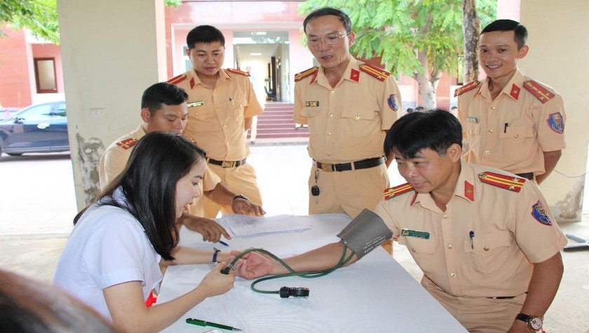 Rất đông cán bộ, chiến sĩ Phòng CSGT Nghệ An đăng ký tham gia hiến máu tình nguyện.