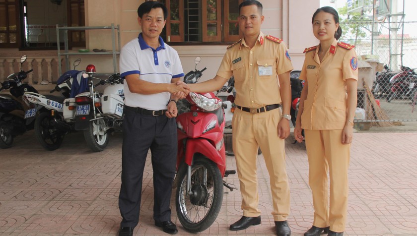 Anh Vi Văn Dương nhận lại chiếc xe đã mất từ công an huyện Nam Đàn