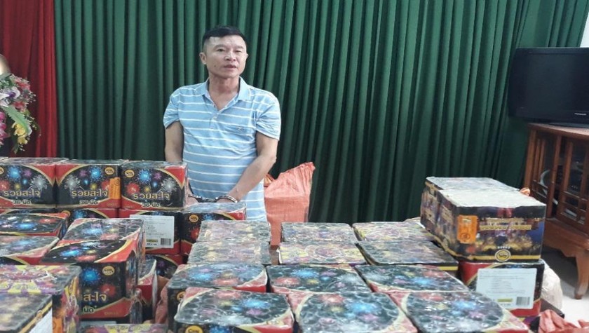 Nguyễn Hữu Khánh cùng tang vật là pháo nổ