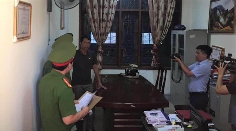 Cơ quan công an đọc lệnh khám xét nơi làm việc của ông Nguyễn Tâm Long.