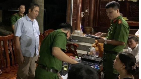 PC 03 đọc lệnh bắt giam đối với Lê Văn Sơn - Giám đốc Công ty Văn Sơn (người mặc sơmi trắng).