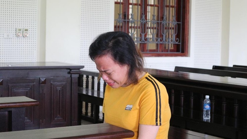 Bị cáo Trần Thị Tân khóc suốt phiên xử