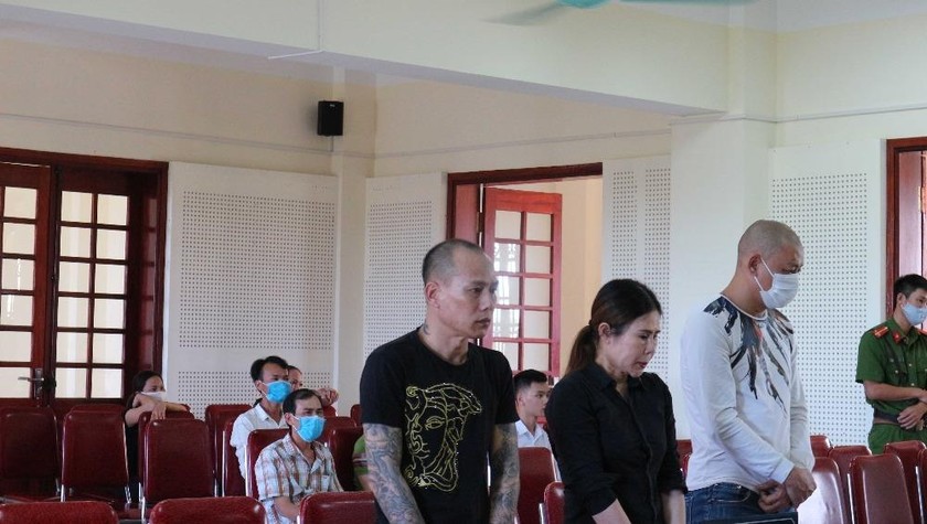 Bị cáo Trịnh Xuân Trường (áo đen) cùng 2 đồng phạm
