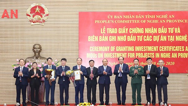 Thủ tướng Nguyễn Xuân Phúc tham dự lễ trao Giấy chứng nhận đầu tư cho các dự án tại Nghệ An. Ảnh: baonghean