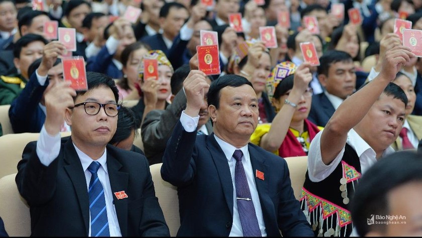 Đại biểu biểu quyết tại phiên trù bị Đại hội đại biểu Đảng bộ tỉnh Nghệ An lần thứ XIX.