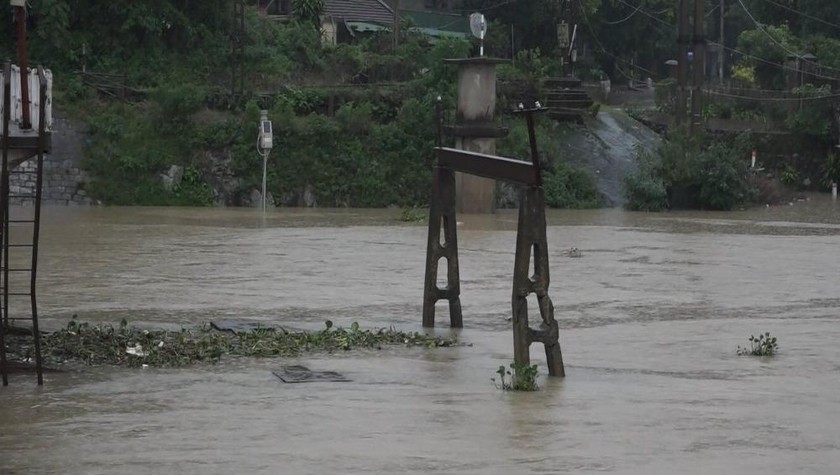 Mưa to, nước dâng nhanh, nhiều nơi ở Nghệ An ngập sâu.