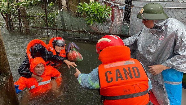 Lực lượng chức năng đang ứng cứu người dân ở phường Bến Thủy, TP Vinh