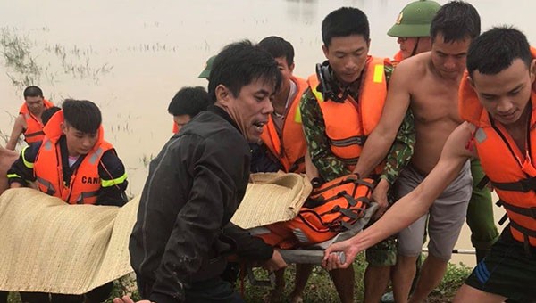Lực lượng chức năng Nghệ An vớt thi thể em Phạm Văn Ph. bị lũ cuốn trôi.