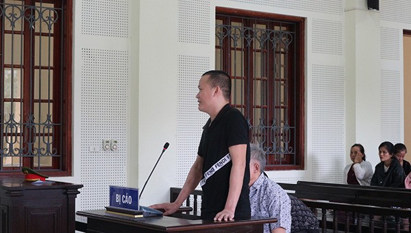 Bị cáo Long và Thuận hầu tòa