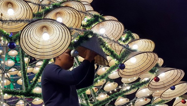 Cây thông Noel cao 18m được kết từ 1000 chiếc nón lá