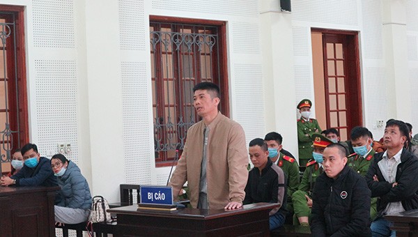 Bị cáo Nguyễn Phi Hùng (áo xám) và đồng phạm tại tòa.