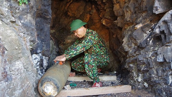 Lực lượng Công binh Bộ CHQS tỉnh Nghệ An tiến hành bố trí lượng nổ để hủy bom