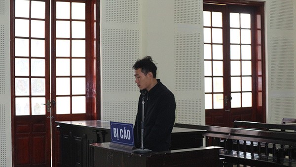 Bị cáo Lô Văn Thái lĩnh 12 tháng tù về tội Tổ chức cho người khác xuất cảnh trái phép.