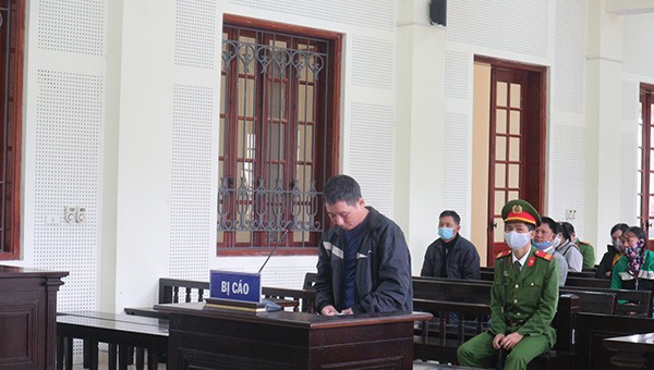 Bị cáo Nguyễn Xuân Tú tỏ ra hối lỗi tại tòa