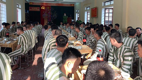 130 phạm nhân đang thi hành án tại Trại tạm giam Công an tỉnh Nghệ An dự bữa cơm tất niên (ảnh X.Hạnh).