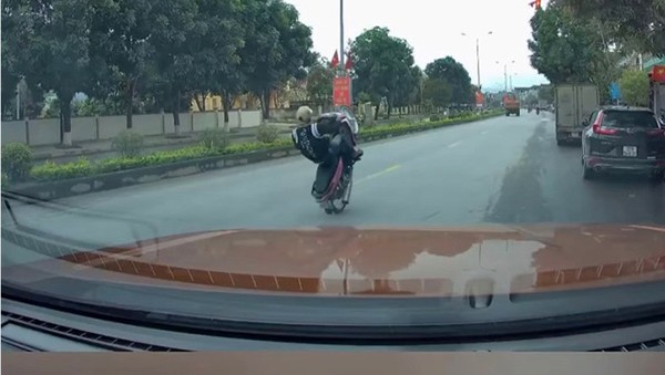 Nam thanh niên "bốc đầu" xe máy trên quốc lộ 7A được camera hành trình của một ô tô ghi lại (ảnh cắt từ clip).