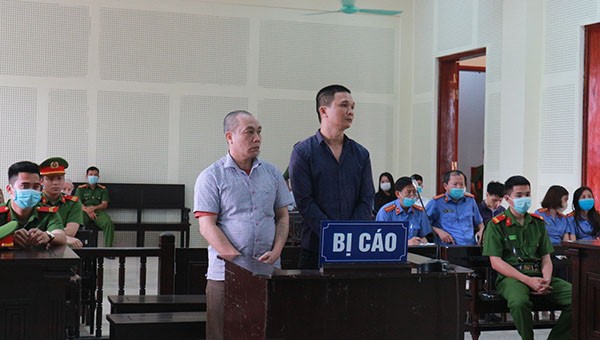 Bị cáo Thuận (trái) và Lập tại tòa