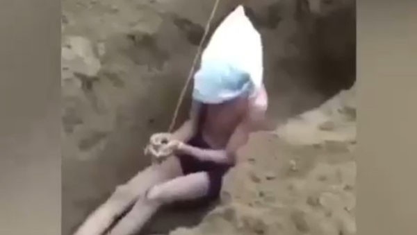 Nam thanh niên bị trùm mặt, chôn dưới cát